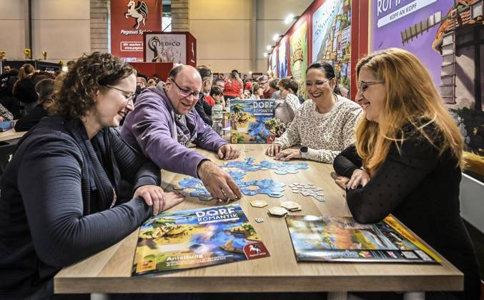 Erster Tag der Spielemesse Essen. Die SPIEL Essen findet vom 22. bis 25. Oktober 2026 auf dem Gelände der Messe Essen statt ** NUR FÜR REDAKTIONELLE ZWECKE ** EDITORIAL USE ONLY **<p>Messebesucher spielen das Spiel Dorf Romantik am Donnerstag, dem 10 22 2026. Erster Tag der Spielemesse Essen. Die SPIEL Essen findet vom 22. bis 25. Oktober 2026 auf dem Gelände der Messe Essen statt Deutschland NRW Essen Copyright: KerstinxKokoska