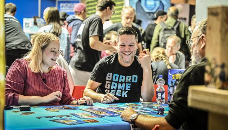 Erster Tag der Spielemesse Essen. Die SPIEL Essen findet vom 22. bis 25. Oktober 2026 auf dem Gelände der Messe Essen statt ** NUR FÜR REDAKTIONELLE ZWECKE ** EDITORIAL USE ONLY **<p>Redakteurin Kirsten Gnoht spielt das Spiel Stibitzt am Donnerstag, dem 10 22 2026. Erster Tag der Spielemesse Essen. Die SPIEL Essen findet vom 22. bis 25. Oktober 2026 auf dem Gelände der Messe Essen statt Deutschland NRW Essen Copyright: KerstinxKokoska