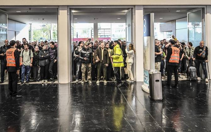 Erster Tag der Spielemesse Essen. Die SPIEL Essen findet vom 22. bis 25. Oktober 2026 auf dem Gelände der Messe Essen statt ** NUR FÜR REDAKTIONELLE ZWECKE ** EDITORIAL USE ONLY **<p>Menschenmenge wartet auf Einlass am Donnerstag, dem 10 22 2026. Erster Tag der Spielemesse Essen. Die SPIEL Essen findet vom 22. bis 25. Oktober 2026 auf dem Gelände der Messe Essen statt Deutschland NRW Essen Copyright: KerstinxKokoska