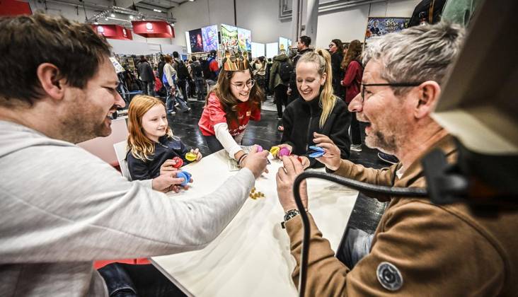 Erster Tag der Spielemesse Essen. Die SPIEL Essen findet vom 22. bis 25. Oktober 2026 auf dem Gelände der Messe Essen statt ** NUR FÜR REDAKTIONELLE ZWECKE ** EDITORIAL USE ONLY **<p>Messebesucher spielen Brabbel Krabben am Donnerstag, dem 10 22 2026. Erster Tag der Spielemesse Essen. Die SPIEL Essen findet vom 22. bis 25. Oktober 2026 auf dem Gelände der Messe Essen statt Deutschland NRW Essen Copyright: KerstinxKokoska