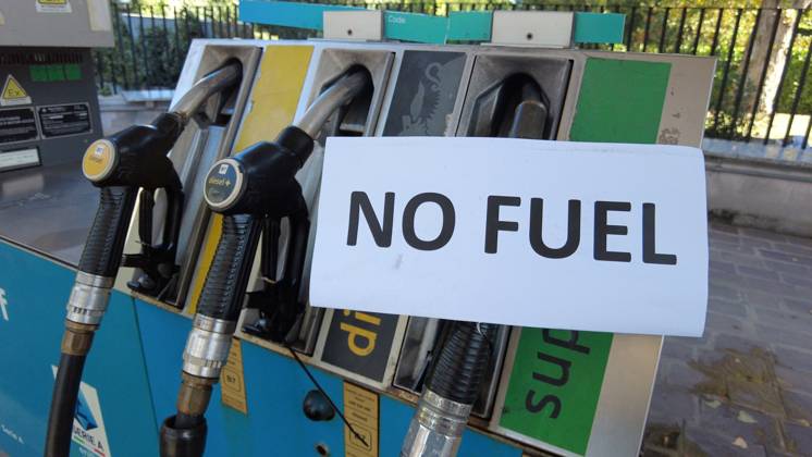News Bilder des Tages IPA90032215 - Italy, Milan: Gas Stations Out of Gasoline and Diesel Rising Fuel Prices and Truckers Strike Inflation and High Gas Prices  Copyright: xx xRichx IPA90032215