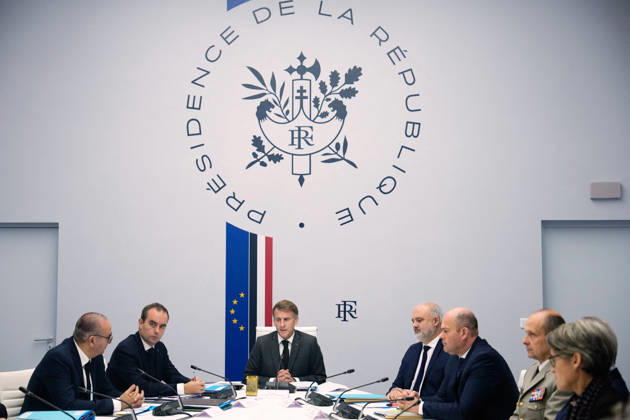 President Macron At A Security Council - Paris French President Emmanuel Macron, center, attends a security council with France s Interior Minister Laurent Nunez, left, and France s Prime Minister Sebastien Lecornu, center left, at the Elysee Palace in Paris, Thursday, Oct. 22, 2026. Photo by Teresa Suarez Pool ABACAPRESS.COM Paris France  Copyright: xSuarezxTeresa Pool ABACAx