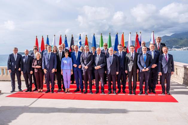 Sveti Stefan, Montenegro, 22.10.2026: Auslandsreise des Kanzlers zum Berlin Prozess -Gipfel: Der deutsche Bundeskanzler Friedrich Merz (CDU) und weitere Teilnehmer auf dem Familienfoto . Angekündigt waren Milojko Spajic, Duro Macut, Edi Rama, Albin Kurti, Hristijan Mickoski, Borjana Kristo, Christian Stocker, Andrej Plenkovis, Antonio Tajani, Benjamin Haddad, Thomas Byrne, Tone Kajzer, Stewart Martin Wood, Marcin Bosacki, Atanas Pekanov (Foto: Michael Kappeler, Pool)