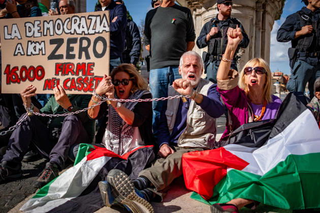 News Bilder des Tages October 22, 2026, Rome, Rm, Italy: Activists gather in Piazza del Campidoglio to request that the municipal assembly vote on the termination of commercial relations between Rome municipal companies and Israeli firms. The participants chain themselves to one another to demand to take part in the municipal assembly. Rome Italy  - ZUMAg256 20261022_znp_g256_004 Copyright: xMarcoxDixGianvitox