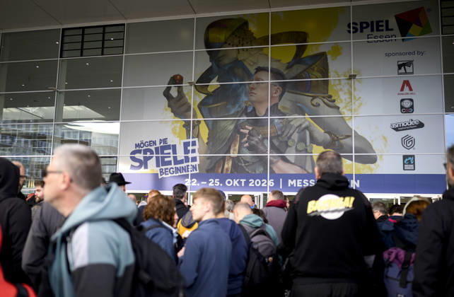 Besucher warten vor dem Eingang Ost, Ansturm, dahinter das Moto der SPIEL 26, am 22.10.2026 Messe SPIEL Essen vom 22.10 - 25.10.2026 in E s s e n Deutschland. Grugahalle