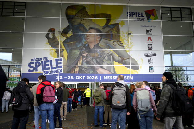 Besucher warten vor dem Eingang Ost, Ansturm, dahinter das Moto der SPIEL 26, am 22.10.2026 Messe SPIEL Essen vom 22.10 - 25.10.2026 in E s s e n Deutschland. Grugahalle