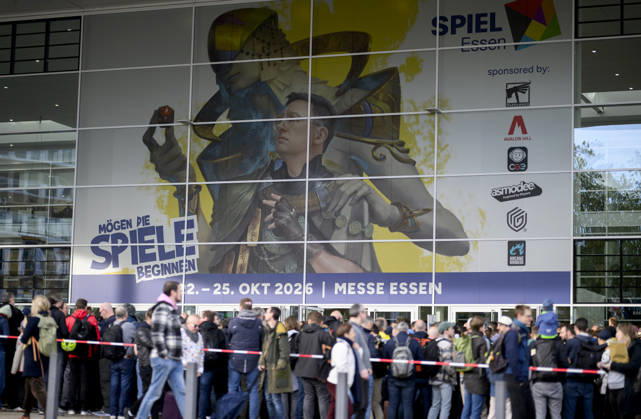 Besucher warten vor dem Eingang Ost, Ansturm, dahinter das Moto der SPIEL 26, am 22.10.2026 Messe SPIEL Essen vom 22.10 - 25.10.2026 in E s s e n Deutschland. Grugahalle