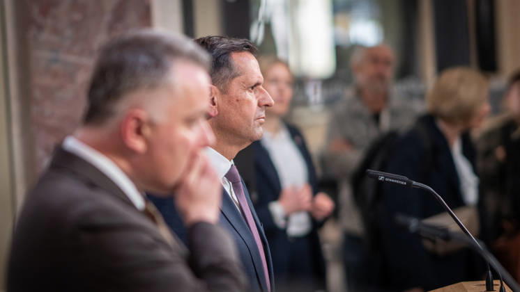 Abschlusspressekonferenz - Gordon Schnieder, Ministerpräsident Rheinland-Pfalz, mit Olaf Lies, Ministerpräsident Niedersachsen (von links);Konferenz der Regierungschefs der Länder Ministerpräsidentenkonferenz MPK in Berlin - Abschlusspresskonferenz, Berlin Berlin Deutschland Bundesratsgebäude