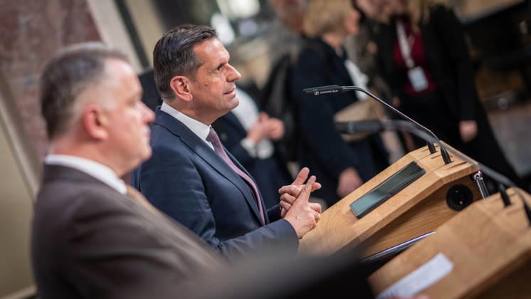 Abschlusspressekonferenz - Gordon Schnieder, Ministerpräsident Rheinland-Pfalz, mit Olaf Lies, Ministerpräsident Niedersachsen (von links);Konferenz der Regierungschefs der Länder Ministerpräsidentenkonferenz MPK in Berlin - Abschlusspresskonferenz, Berlin Berlin Deutschland Bundesratsgebäude