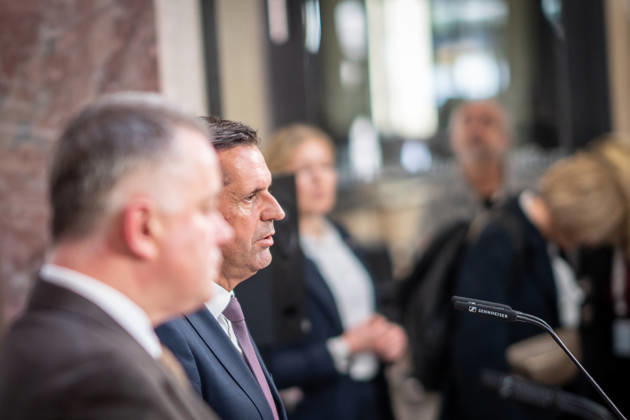Abschlusspressekonferenz - Gordon Schnieder, Ministerpräsident Rheinland-Pfalz, mit Olaf Lies, Ministerpräsident Niedersachsen (von links);Konferenz der Regierungschefs der Länder Ministerpräsidentenkonferenz MPK in Berlin - Abschlusspresskonferenz, Berlin Berlin Deutschland Bundesratsgebäude
