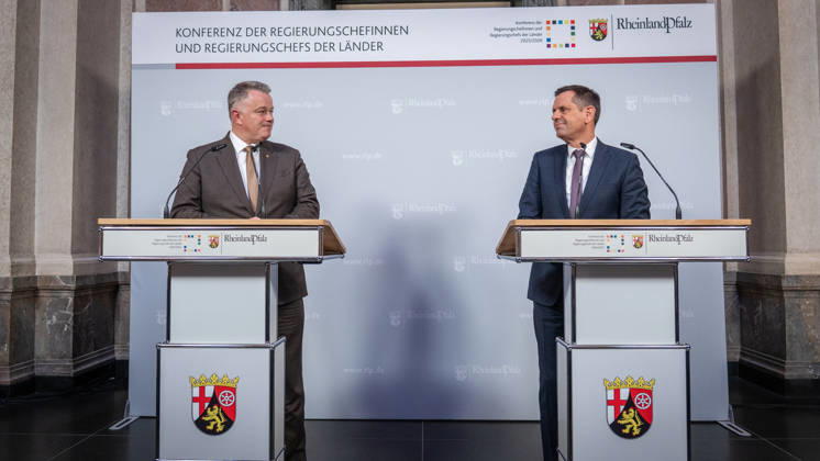 Abschlusspressekonferenz - Gordon Schnieder, Ministerpräsident Rheinland-Pfalz, mit Olaf Lies, Ministerpräsident Niedersachsen (von links);Konferenz der Regierungschefs der Länder Ministerpräsidentenkonferenz MPK in Berlin - Abschlusspresskonferenz, Berlin Berlin Deutschland Bundesratsgebäude