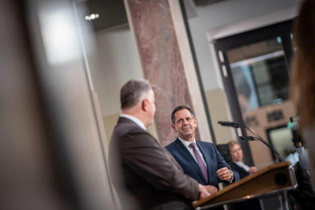 Abschlusspressekonferenz - Gordon Schnieder, Ministerpräsident Rheinland-Pfalz, mit Olaf Lies, Ministerpräsident Niedersachsen (von links);Konferenz der Regierungschefs der Länder Ministerpräsidentenkonferenz MPK in Berlin - Abschlusspresskonferenz, Berlin Berlin Deutschland Bundesratsgebäude