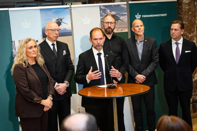 News Bilder des Tages DENMARK Ministry of Defense holds press conference Minister of Defense Jeppe Bruus (S), Alex Ahrendtsen (DF), Stinus Lindgreen (R), Charlotte Bagge Hansen (M), Carsten Bach (LA), and Marcus Knuth (K) hold a press conference at the Ministry of Defense in Copenhagen, Thursday, October 22, 2026. Denmark is purchasing long-range missiles that can be launched from F-35 fighter jets and from land. This is stated by Minister of Defense Jeppe Bruus (S) at a press conference. (Photo: Emil Nicolai Helms Scanpix 2026) , Copenhagen Denmark Copyright: EmilxNicolaixHelmsx spdk20261022-163335-L