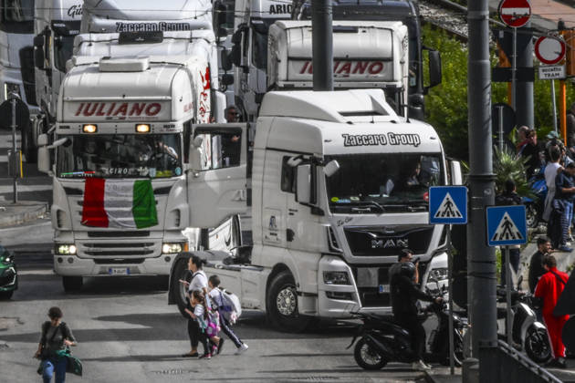 News Bilder des Tages October 22, 2026, Napoli, ITALIA: A slow-moving procession of trucks took place today in Naples. The heavy vehicles which have been stationed for days on Via Argine, blocking the exit for fuel tankers and consequently causing a shortage of gasoline and diesel at service stations moved toward the port before returning to Via Argine, leading to severe traffic disruptions, October 22, 2026. The drivers explained the reasons for their protest to passersby; many expressed that they are disappointed with the decree just enacted by the government.Rome, October 22, 2026 ANSA CIRO FUSCO Napoli ITALIA  - ZUMAa110 20261022_zaf_a110_018 Copyright: xCiroxFuscox