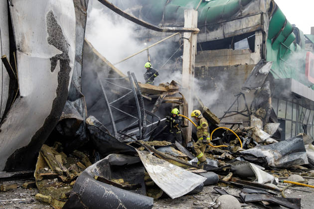 State Emergency Service rescue workers extinguish a fire caused by a Russian ballistic missile attack on an Epicentr K home improvement hypermarket and the surrounding shopping area in the Obolonskyi district, Kyiv, Ukraine, October 22, 2026. On Thursday night, Russian forces struck the Ukrainian capital with ballistic missiles and drones. According to the Kyiv City Military Administration, six districts came under attack. One person was killed, 24 were injured, and 16 of them were hospitalised. (Photo by Marianna Kotyk Ukrinform) Russian attack destroys shops in Kyiv  Copyright: xMariannaxKotykx
