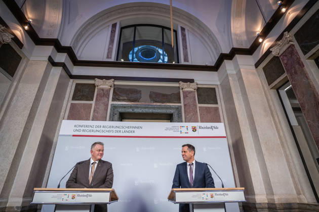 Abschlusspressekonferenz - Gordon Schnieder, Ministerpräsident Rheinland-Pfalz, mit Olaf Lies, Ministerpräsident Niedersachsen (von links);Konferenz der Regierungschefs der Länder Ministerpräsidentenkonferenz MPK in Berlin - Abschlusspresskonferenz, Berlin Berlin Deutschland Bundesratsgebäude