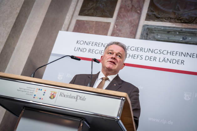 News Bilder des Tages Abschlusspressekonferenz - Gordon Schnieder, Ministerpräsident Rheinland-Pfalz;Konferenz der Regierungschefs der Länder Ministerpräsidentenkonferenz MPK in Berlin - Abschlusspresskonferenz, Berlin Berlin Deutschland Bundesratsgebäude