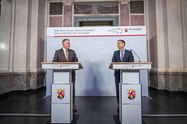 Abschlusspressekonferenz - Gordon Schnieder, Ministerpräsident Rheinland-Pfalz, mit Olaf Lies, Ministerpräsident Niedersachsen (von links);Konferenz der Regierungschefs der Länder Ministerpräsidentenkonferenz MPK in Berlin - Abschlusspresskonferenz, Berlin Berlin Deutschland Bundesratsgebäude