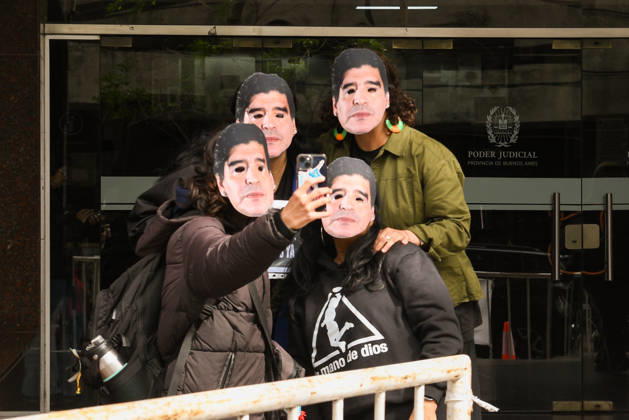 Entertainment Bilder des Tages Final day of closing arguments in the trial over Maradona’s death Several people on the final day of closing arguments in the trial over the death of Diego Armando Maradona, at the San Isidro Courthouse, on October 22, 2026, in Buenos Aires, Argentina. The trial over the soccer player’s death is in its final phase at the San Isidro Courthouse, where the Attorney General’s Office has concluded its closing arguments by accusing the medical team of committing manslaughter with eventual intent. OCTOBER 22, 2026. Sebastián Buenos Aires, Argentina Buenos Aires, Argentina Argentina  Copyright: xSebastianxHipperdingerx 7862095