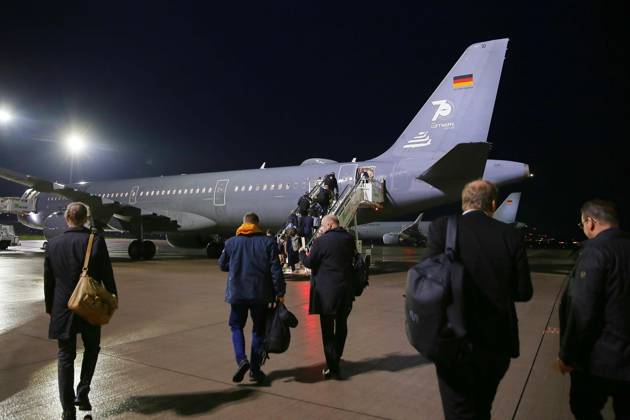 Schönefeld bei Berlin, Brandenburg, Deutschland, 22.10.2026: Flughafen BER: Auslandsreise des Kanzlers nach Montenegro: Journalisten auf dem Weg zu einer Maschine der Flugbereitschaft, um Bundeskanzler Friedrich Merz (CDU) zu begleiten. Copyright: xdtsxNachrichtenagenturx dts_140277
