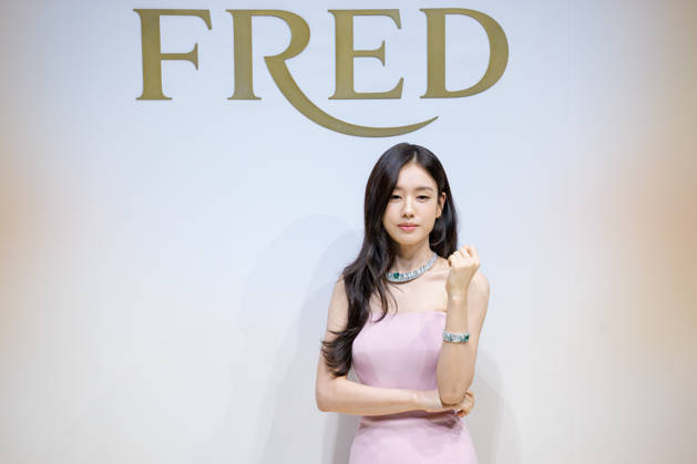 Monsieur FRED Golden Light photocall SEOUL, SOUTH KOREA, OCTOBER 22: South Korean actress Ahn Eun-jin poses during a photocall for FRED s Monsieur FRED Golden Light high jewelry collection celebrating the brand s 90th anniversary at Seoul Auction Gangnam Center in Seoul, South Korea on October 22, 2026. Seoul Seoul Auction Gangnam Center South Korea 8294_288057 Copyright: xStevexChoxKyewoongx