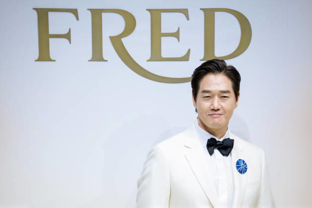 Monsieur FRED Golden Light photocall SEOUL, SOUTH KOREA, OCTOBER 22: South Korean actor Yoo Ji-tae poses during a photocall for FRED s Monsieur FRED Golden Light high jewelry collection celebrating the brand s 90th anniversary at Seoul Auction Gangnam Center in Seoul, South Korea on October 22, 2026. Seoul Seoul Auction Gangnam Center South Korea 8294_288051 Copyright: xStevexChoxKyewoongx