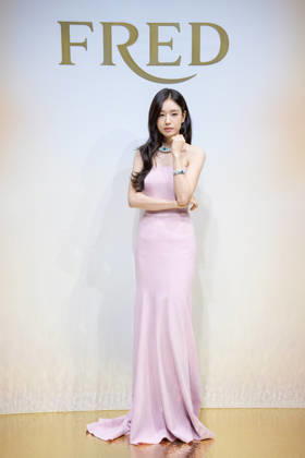 Monsieur FRED Golden Light photocall SEOUL, SOUTH KOREA, OCTOBER 22: South Korean actress Ahn Eun-jin poses during a photocall for FRED s Monsieur FRED Golden Light high jewelry collection celebrating the brand s 90th anniversary at Seoul Auction Gangnam Center in Seoul, South Korea on October 22, 2026. Seoul Seoul Auction Gangnam Center South Korea 8294_288059 Copyright: xStevexChoxKyewoongx