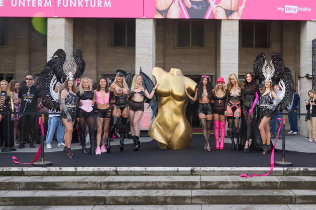 Lia Engel, Calea Toxic, Mika Nox, Tamy Tation. Micaela Schaefer, Jenny Stella, DallyDinosaur und Shaiden Rogue. Eroeffnung der 29. Erotikmesse VENUS auf der Messe Berlin am 22.10.2026. 29.VENUS