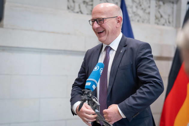 Ankunft im Bundesratsgebäude - Kai Wegner, amtierender Regierender Bürgermeister Berlin, gibt ein Pressestatement nach Abschluss der MPK im Empfangsbereich des Bundesratsgebäudes ab - TV-Interview mit ARD rbb Radio Berlin Brandenburg;Konferenz der Regierungschefs der Länder Ministerpräsidentenkonferenz MPK in Berlin, Berlin Berlin Deutschland Bundesratsgebäude