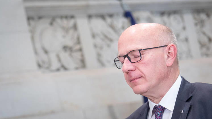 Ankunft im Bundesratsgebäude - Kai Wegner, amtierender Regierender Bürgermeister Berlin, gibt ein Pressestatement nach Abschluss der MPK im Empfangsbereich des Bundesratsgebäudes ab - TV-Interview mit ARD rbb Radio Berlin Brandenburg;Konferenz der Regierungschefs der Länder Ministerpräsidentenkonferenz MPK in Berlin, Berlin Berlin Deutschland Bundesratsgebäude