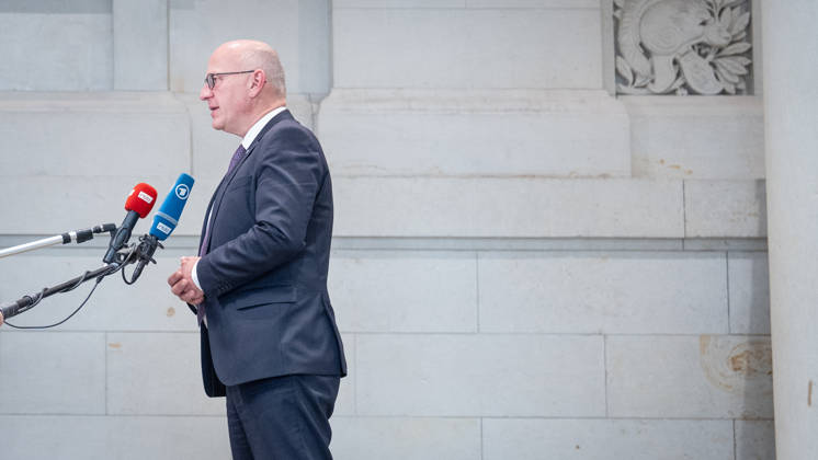 Ankunft im Bundesratsgebäude - Kai Wegner, amtierender Regierender Bürgermeister Berlin, gibt ein Pressestatement nach Abschluss der MPK im Empfangsbereich des Bundesratsgebäudes ab - TV-Interview mit ARD rbb Radio Berlin Brandenburg;Konferenz der Regierungschefs der Länder Ministerpräsidentenkonferenz MPK in Berlin, Berlin Berlin Deutschland Bundesratsgebäude