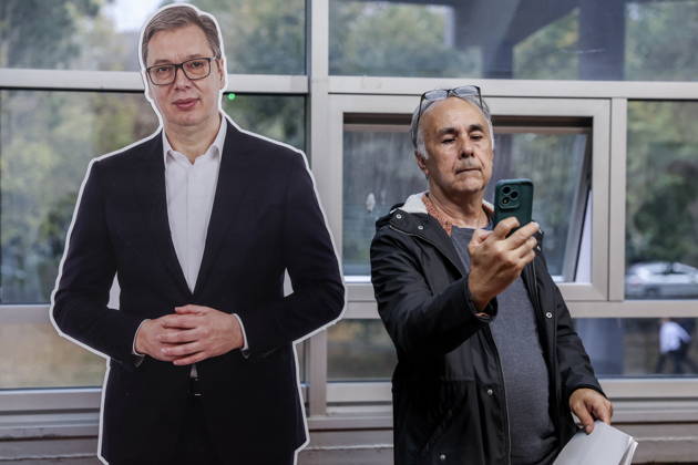 News Bilder des Tages SERBIA, BELGRADE - OCTOBER 22, 2026: A man attends a rally at the Ranko Zeravica Sports Hall in support of Serbia s former President Aleksandar Vucic ahead of the 2026 Serbian parliamentary election scheduled for October 25. Vucic will head the list of the ruling Serbian Progressive Party (SNS) and run as its prime ministerial candidate. Alexander Ryumin TASS  99768499