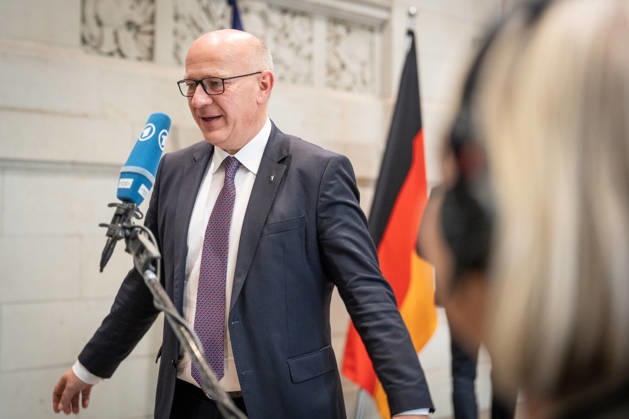 Ankunft im Bundesratsgebäude - Kai Wegner, amtierender Regierender Bürgermeister Berlin, gibt ein Pressestatement nach Abschluss der MPK im Empfangsbereich des Bundesratsgebäudes ab - TV-Interview mit ARD rbb Radio Berlin Brandenburg;Konferenz der Regierungschefs der Länder Ministerpräsidentenkonferenz MPK in Berlin, Berlin Berlin Deutschland Bundesratsgebäude