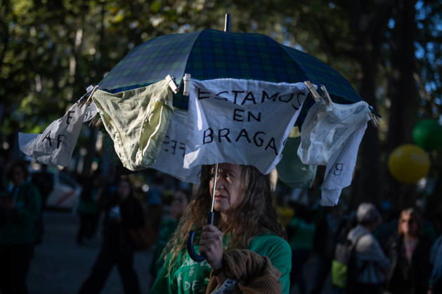 Protest during the education strike in Madrid: A person holding an umbrella and a sign that reads We’re in our underwear during a protest related to the education strike on October 22, 2026, in Madrid, Spain. The indefinite teachers’ strike in Madrid continues and enters the second half of October 2026, marked by a strong mobilization of public school teachers and the outright refusal of Isabel Díaz Ayuso’s government to sit down and negotiate. OCTOBER 22, 2026, UNDERWEAR HANGING, RALLY. Fernando Sá, Madrid, Spain  Copyright: xFernandoxSanchezx 7862262