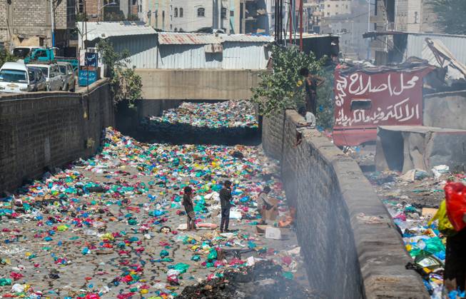Streets of Taiz fill with waste as fuel supplies are cut off TAIZ, YEMEN - OCTOBER 22: Piles of garbage and waste accumulate are seen on streets in Taiz, Yemen on October 22, 2026. Waste collection activities have almost ground to a halt as Houthi forces launched a counter-offensive against government troops, besieging the strategically located city, blocking roads, and preventing fuel delivery to the region alongside ongoing security issues. Hamza Mustafa Anadolu Taiz Yemen. Editorial use only. Please get in touch for any other usage.  Copyright: x2026xAnadoluxHamzaxMustafax