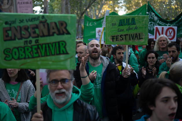 Protest Over the Education Strike in Madrid Hundreds of people are protesting the education strike on October 22, 2026, in Madrid, Spain. The indefinite education strike in Madrid continues and enters the second half of October 2026, marked by a strong mobilization of public school teachers and the outright refusal of Isabel Díaz Ayuso’s government to sit down and negotiate. OCTOBER 22, 2026 PANTIES HANGING RALLY Fernando Sá Madrid, Madrid, Spain  Copyright: xFernandoxSanchezx 7862418