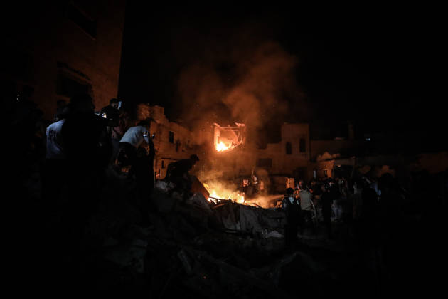 News Bilder des Tages Israeli airstrike hits residential house in Nuseirat Refugee Camp following evacuation warning NUSEIRAT, GAZA, PALESTINE - OCTOBER 22: A fire breaks out after the Israeli army bombed a home belonging to the Hamd family following an evacuation warning in the Nuseirat refugee camp, central Gaza Strip, Palestine on October 22, 2026. The attack destroyed the house and caused damage to surrounding structures. Moiz Salhi Anadolu Nuseirat Gaza. Editorial use only. Please get in touch for any other usage.  Copyright: x2026xAnadoluxMoizxSalhix