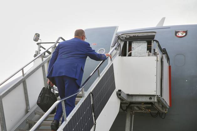 Tivat, Montenegro, 22.10.2026: Flughafen Tivat: Auslandsreise des Kanzlers zum Berlin Prozess -Gipfel: Bundeskanzler Friedrich Merz (CDU) steigt nach dem Gipfel in das Flugzeug der Flugbereitschaft. Copyright: xdtsxNachrichtenagenturx dts_140280