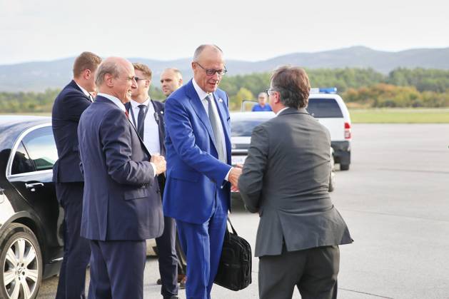 Tivat, Montenegro, 22.10.2026: Flughafen Tivat: Auslandsreise des Kanzlers zum Berlin Prozess -Gipfel: Bundeskanzler Friedrich Merz (CDU) wird nach den Gipfel verabschiedet Copyright: xdtsxNachrichtenagenturx dts_140281
