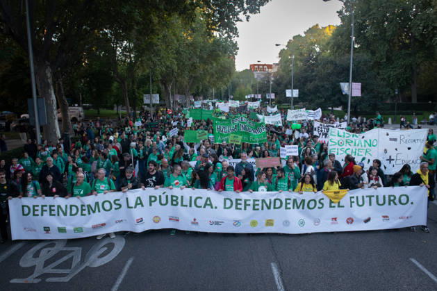 Demonstration in Support of the Education Strike in Madrid Hundreds of people carrying signs during a demonstration in support of the education strike on October 22, 2026, in Madrid, Spain. The indefinite education strike in Madrid continues and enters the second half of October 2026, marked by a strong mobilization of public school teachers and the Ayuso government’s outright refusal to sit down and negotiate. OCTOBER 22, 2026 MAREA VERDE Fernando Sá Madrid, Spain  Copyright: xFernandoxSanchezx 7862492