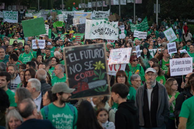 Demonstration in Support of the Education Strike in Madrid Hundreds of people carrying signs during a demonstration in support of the education strike on October 22, 2026, in Madrid, Spain. The indefinite education strike in Madrid continues and enters the second half of October 2026, marked by a strong mobilization of public school teachers and the Ayuso government’s outright refusal to sit down and negotiate. OCTOBER 22, 2026 MAREA VERDE Fernando Sá Madrid, Spain  Copyright: xFernandoxSanchezx 7862493