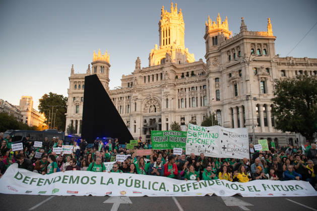 Demonstration in Support of the Education Strike in Madrid Hundreds of people carrying signs during a demonstration in support of the education strike on October 22, 2026, in Madrid, Spain. The indefinite education strike in Madrid continues and enters the second half of October 2026, marked by a strong mobilization of public school teachers and the Ayuso government’s outright refusal to sit down and negotiate. OCTOBER 22, 2026 MAREA VERDE Fernando Sá Madrid, Spain  Copyright: xFernandoxSanchezx 7862494