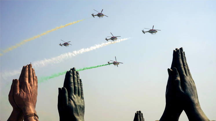 News Bilder des Tages RECORD DATE NOT STATED IAF Grand Air Show Wings Over Ganga at Namo Ghat Varanasi, Oct 21 (ANI): Indian Air Force helicopters fly in formation during the IAF Grand Air Show Wings Over Ganga at Namo Ghat, in Varanasi on Wednesday. Varanasi Uttar Pradesh India Copyright: xANIx ANI_20261022401