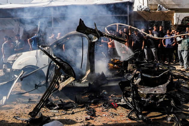 News Bilder des Tages Gaza Rescuers Inspect Strike Wreckage Smoke rises from the twisted metal of a gutted vehicle as water is sprayed over its blackened remains and onlookers stand nearby in the Tal al-Hawa neighborhood of Gaza City, Gaza Strip, on October 22, 2026. The Israeli strike on a vehicle in the Tal al-Hawa neighborhood killed at least one person and injured several others, Palestinian medical officials said. Casualties were taken to Al-Shifa Medical Complex as Civil Defense crews extinguished flames and examined the wreckage, while residents gathered at the scene amid continued Israeli military operations in the Gaza Strip. Gaza City Gaza Strip Palestinian Territories Copyright: xMohammedxAlxQumsanx