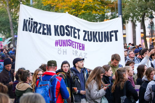 AUSTRIA, VIENNA - OCTOBER 22, 2026: Young people stage a protest against the underfunding of public universities in Austria Vienna Austria - ZUMAt113 20261022_zaa_t113_656 Copyright: xArnexSvensonx