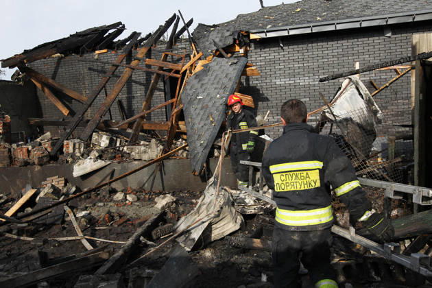 Rescuers respond to a Russian attack on a residential area in Dnipro, Ukraine, October 22, 2026. According to city head Borys Filatov, 11 private houses were damaged in the strike on Thursday morning, and one home burned down completely. (Photo by Mykola Miakshykov Ukrinform) Russian army attacks residential area in Dnipro  Copyright: xMykolaxMiakshykovx