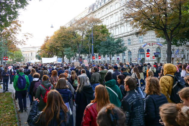 AUSTRIA, VIENNA - OCTOBER 22, 2026: People take to the streets of Vienna to protest against the underfunding of public universities Vienna Austria  - ZUMAt113 20261022_zaa_t113_663 Copyright: xArnexSvensonx
