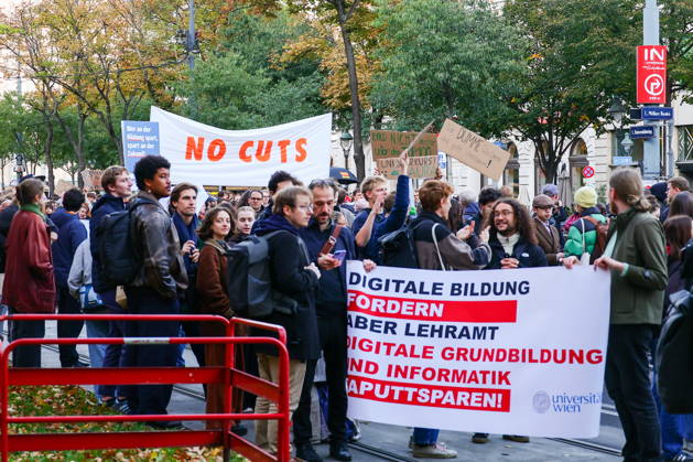 AUSTRIA, VIENNA - OCTOBER 22, 2026: People take to the streets of Vienna to protest against the underfunding of public universities Vienna Austria  - ZUMAt113 20261022_zaa_t113_669 Copyright: xArnexSvensonx