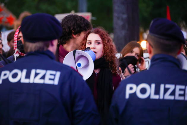 News Bilder des Tages AUSTRIA, VIENNA - OCTOBER 22, 2026: A young woman uses a loudspeaker during a protest against the underfunding of public universities in Austria Vienna Austria  - ZUMAt113 20261022_zaa_t113_679 Copyright: xArnexSvensonx