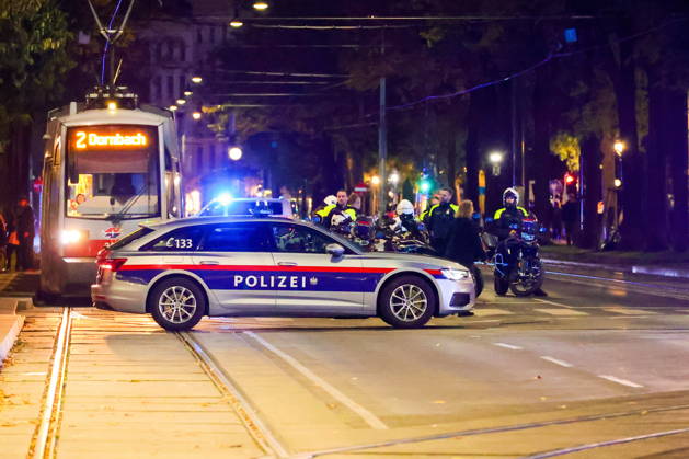 AUSTRIA, VIENNA - OCTOBER 22, 2026: A police car blocks a street during a protest against the underfunding of public universities in Austria Vienna Austria  - ZUMAt113 20261022_zaa_t113_684 Copyright: xArnexSvensonx